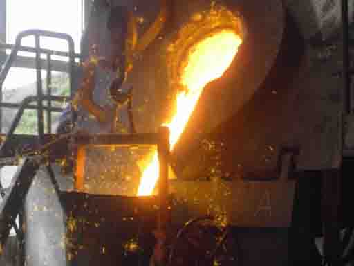 Why is induction furnace suitable for medium and small factories?