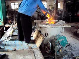 Operation steps in front of induction furnace for cast steel